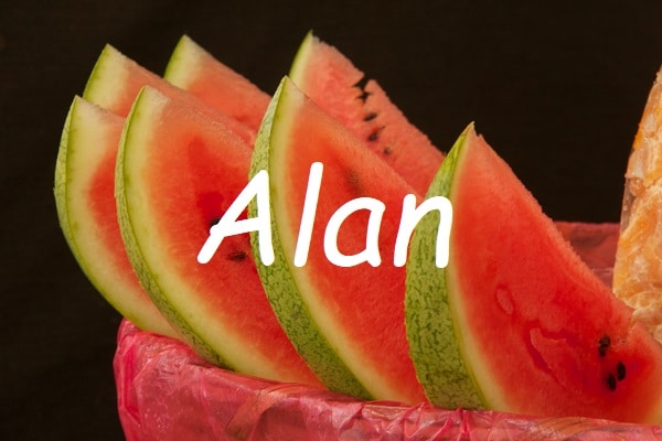 Jméno Alan na pozadí fotografie s nakrájenými kusy melounu.