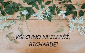 Květy na dřevěném pozadí s nápisem Všechno nejlepší, Richarde!
