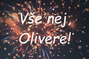 Nápis vše nej, Olivere, na pozadí vybuchujícího ohňostroje.