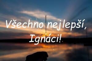 Nápis "Všechno nejlepší, Ignáci!" na pozadí hořící prskavky při západu slunce.