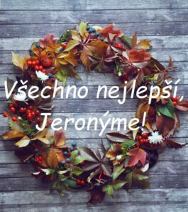 Nápis "Všechno nejlepší, Jeronýme!" na pozadí věnce z podzimního listí a bobulí.