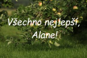 Nápis "Všechno nejlepší, Alane!" na pozadí větve jabloně s jablíčky klonící se k zemi.