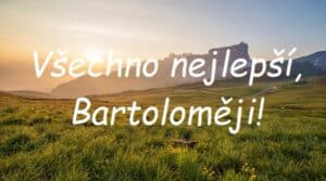 Nápis "Všechno nejlepší, Bartoloměji!" na pozadí louky s horami při západu slunce.