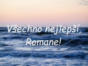 Nápis "Všechno nejlepší, Romane" na pozadí rozbouřeného moře pod růžovou oblohou.