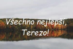 Nápis "Všechno nejlepší, Terezo!" na pozadí podzimního lesa na břehu jezera.