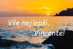 Přání všeho nejlepšího Vincentovi na pozadí moře při západu slunce.