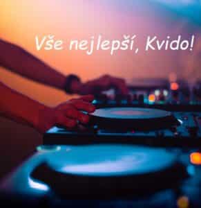 Přání všeho nejlepšího Kvidovi na pozadí mixážního pultu, na němž jsou položeny pánské ruce.
