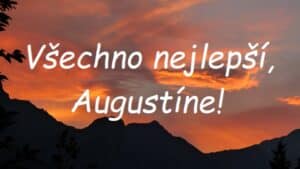 Přání "Všechno nejlepší, Augustíne!" na pozadí nebe s horami při západu slunce.