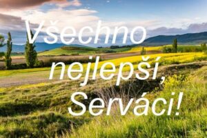 Nápis "Všechno nejlepší, Serváci!" na pozadí rozkvetlých luk pod modrou oblohou.
