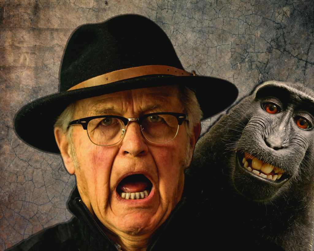 Smějící se důchodce vedle opice.