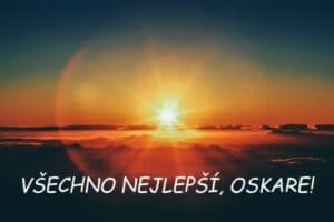 Zapadající slunce nad vrcholky hor v mračném oparu s nápisem Všechno nejlepší, Oskare!