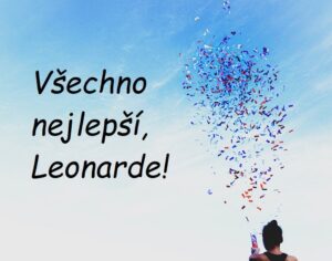 Žena, vystřelující konfety s nápisem Všechno nejlepší, Leonarde!